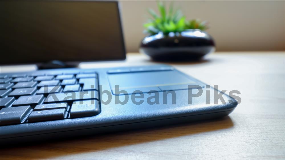 Bureau minimaliste avec tablette électronique et clavier