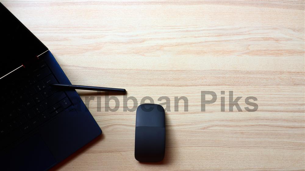 Bureau minimaliste ordinateur portable et souris