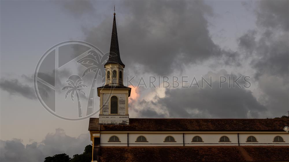 Église du carbet avec son ciel nuageux