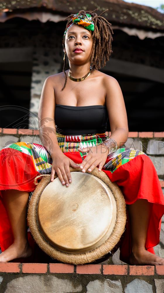 Magnifique femme assise sur un tambour