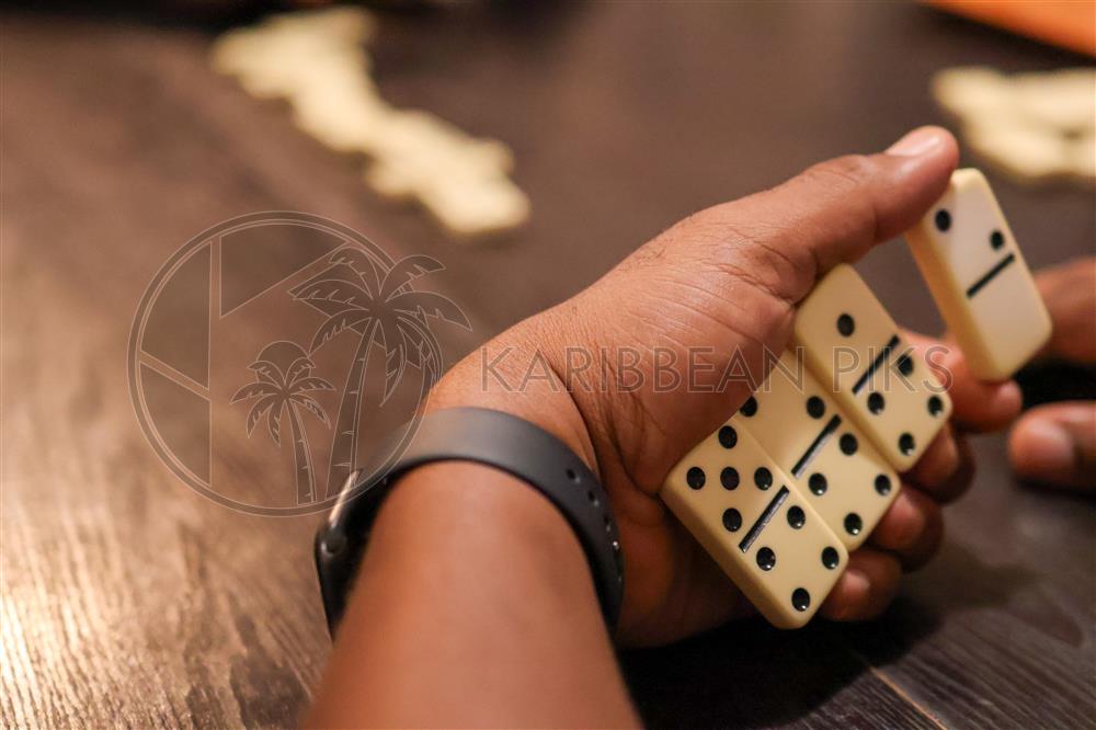 Main jouant aux dominos